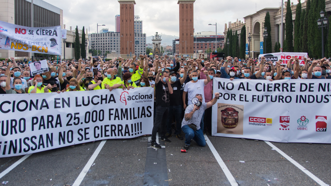 Nissan workers protesting